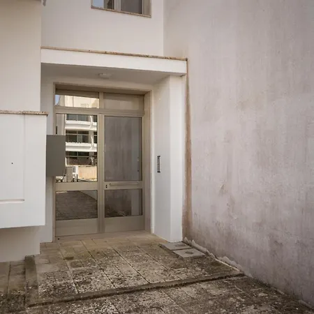 Modern & Bright - 100m From The أوترانتو